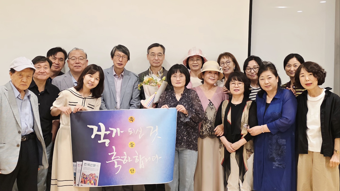강덕수 작가 등단 축하 단체 사진.jpg